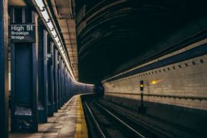 O altă CRIMA la METROU. Un bărbat a sfârşit sub ȘINELE de TREN 