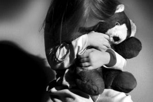 Fetiţă de 7 ani, băgată în spital de propriul tată