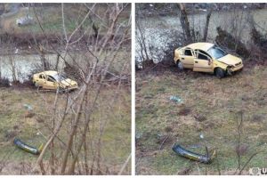FOTO: Accident pe DN74A, la Cărpiniş, comuna Roşia Montană. Un autoturism „a plonjat” peste marginea drumului şi s-a oprit pe malul râului