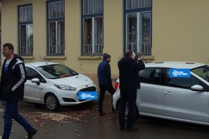 Primăria Sibiu – Anchetă la acoperişul grădiniţei de pe care au căzut ţiglele pe maşini