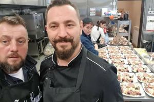 FOTO. Un bucătar din Alba a gătit de Revelion într-o locaţie spectaculoasă din Londra, la o petrecere cu 800 de români: ”Am rămas surprins că mulţi mă cunoşteau”