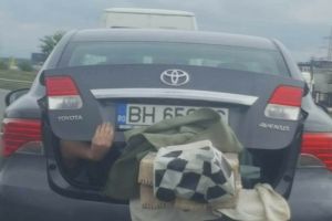 Fotografia săptămânii în traficul din Oradea: Pasager în portbagaj