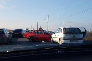 ACCIDENT între Mândruloc şi Vladimirescu, între un Opel şi un Porsche. Trafic ÎNGREUNAT