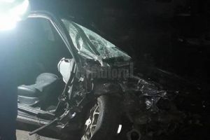 Un şofer de 19 ani, care a intrat pe contrasens, a provocat un grav accident