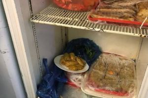 Mizerie şi alimente expirate într-o autoservire din Constanţa. Unitatea, închisă de inspectorii OPC 