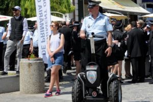 Oraşul din Romania unde poliţiştii locali câştigă 7.000 de lei lunar. Primarul va concedia zeci de oameni