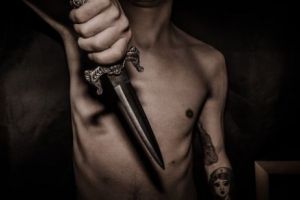 SCENA care le-a dat FIORI POLIȚIȘTILOR din GRECIA! DOI TURIȘTI s-au sinucis în urma unui RITUAL SATANIC