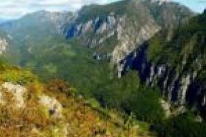 Drumeţii montane în zona Băile Herculane, la o aplicaţie distanţă. Gratuit, pe telefon sau tabletă