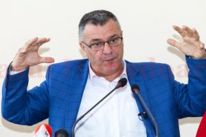 Primăria Deva concediază 150 de angajaţi. Anul trecut, fondul de salarii a fost de trei ori mai mare decât bugetul pentru investiţii