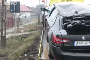 VIDEO. Accident spectaculos. A scăpat ca prin minune!