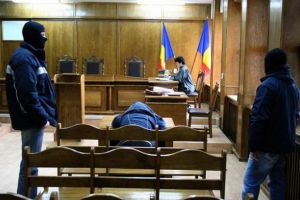 Un bărbat care a obligat o minoră să se prostitueze la Alba Iulia, condamnat la 6 ani şi 6 luni de închisoare. Instanţa a dispus restituirea către inculpat a ”trei prezervative folosite”