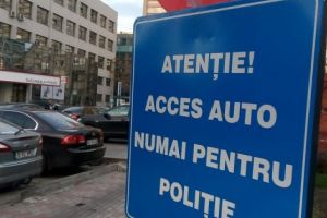 Pe calea pietonală de la „Mobilux”, atenţie la maşini!