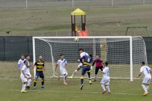 Fotbal/ Liga a IV-a: Lidera caută jucători