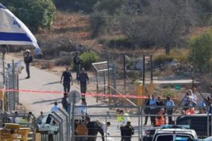 Un palestinian a UCIS trei israelieni în CISIORDANIA. A fost imediat împuşcat de gărzile de securitate 