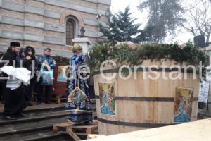 Imagini de la eveniment. Slujba de Sfintire Mare a apei la Catedrala arhiepiscopala Sfintii Apostoli Petru si Pavel din Constanta. Zeci de mii de sticle vor fi oferite credinciosilor (galerie foto)