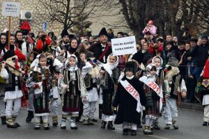 Festivalul de datini a adunat turiştii şi localnicii în centrul oraşului staţiune
