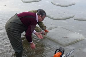 Tradiţia crucilor de gheaţă, posibil să fie întreruptă de vremea caldă din aceste zile