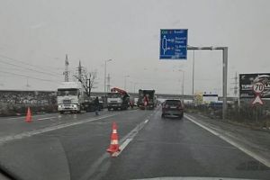 A început montarea separatoarelor de sens pe DN 11, între Braşov şi Hărman