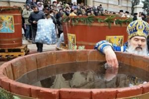 IPS Teodosie: „Apa sfinţită este purtătoare de harul Duhului Sfânt, nu se strică nici în zeci de ani”