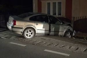 Vitezoman băut ,,şi-a parcat” maşina într-un gard