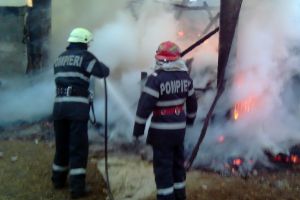 Incendiu în Crânceşti: Acoperiş făcut scrum şi mai multe utilaje distruse, din cauza unei afumători nesupravegheate