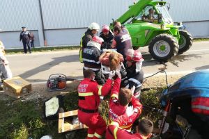 Trei persoane au fost rănite, după ce un bărbat a condus un tractor fără permis: o adolescentă a fost prinsă între fiare