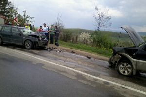 Accident frontal! Un şofer beat bine a intrat pe contrasens. O femeie a ajuns la spital