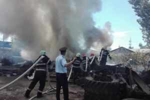 Incendiu in Bereasca. Ard zeci de cauciucuri