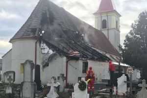 FOTO: Incendiu la o anexă a bisericii Romano-Catolice din Teiuş. Pompierii chemaţi să intervină