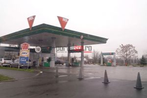 UPDATE FOTO. Jaf la benzinărie. Atacatorul a plecat cu 600 de lei. Staţia este închisă