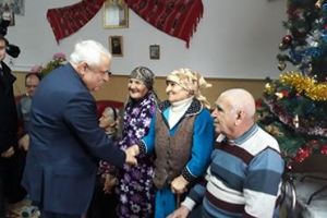 Ministrul Agriculturii le-a dus ciorapi şi pături din lână bătrânilor de la Cervenia şi Furculeşti