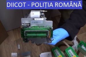 Falsificatori de carduri băcăuani, prinşi de DIICOT