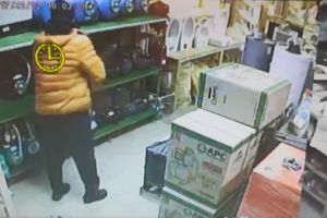 FOTO&VIDEO. Bărbat căutat pe Facebook. Filmat în timp ce fură dintr-un magazin. Nu e la prima abatere!