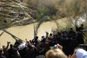 VIDEO: Minune de Bobotează. În fiecare an, apele râului Iordan, în care a fost botezat Iisus Hristos, îşi schimbă cursul