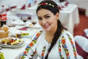 Cântăreaţa Roberta Opre şi soţul ei, bătuţi într-un local din Cluj-Napoca