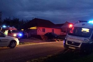 Barbati raniti dupa ce acoperisul unei case s-a prabusit cu ei, in Timis