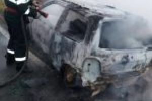 Un autoturism a luat foc între Berzovia şi Gherteniş