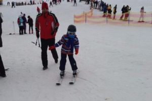 PROTESTE VEHEMENTE în staţiunea VOINEASA! În mijlocul sezonului de iarnă, PÂRTIA este încă închisă. Ce spun consilierii judeţeni