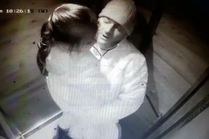 Poliţia, în alertă! Pedofilul din imagine a agresat sexual doi copii într-un lift (VIDEO)