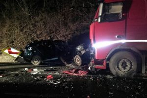 Doi sibieni au murit pe loc după ce au intrat cu maşina într-un TIR pe Valea Oltului – VIDEO