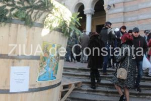 Vreme de primavara de Boboteaza, la Constanta. Mii de credinciosi, adunati in fata Arhiepiscopiei Tomisului (galerie foto)