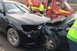 Coliziune frontală între două autoturisme. Șapte persoane au fost rănite, printre care şi un copil