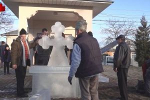 Credincioşii din Bosanci se vor aduna de Bobotează în jurul altarelor cu cruci de gheaţă ...