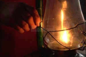 Aproape 450 de gospodării sărace din judeţul Suceava, luminate cu felinar sau cu lumânare