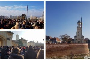 FOTO: Slujba de sfinţire a apei de Bobotează, la Catedrala Reîntregirii din Alba Iulia. Peste o mie de credincioşi au venit să ia Agheasma Mare