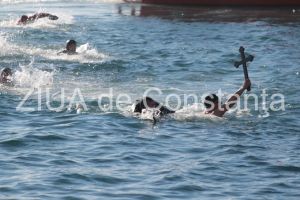 Cele trei cruci, aruncate in apele Marii Negre de IPS Teodosie, recuperate de trei tineri curajosi (galerie foto)