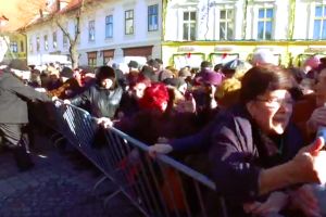 VIDEO – Haos şi îmbrânceli la Slujba de Bobotează din Piaţa Mare. Vacarm de nedescris