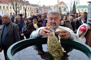 Sute de credincioşi ortodocşi şi catolici din au participat la sfinţirea apelor de Bobotează în bisericile din Centrul Oradiei (FOTO)