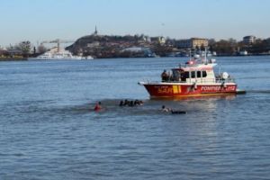 Boboteaza la Tulcea. Crucea sfinţită aruncată în Dunăre, “salvată” de un pompier 
