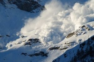 Turista ranita dupa ce a fost surprinsa de avalansa in Muntii Fagaras, preluata de elicopterul SMURD si condusa la spitalul din Sibiu
